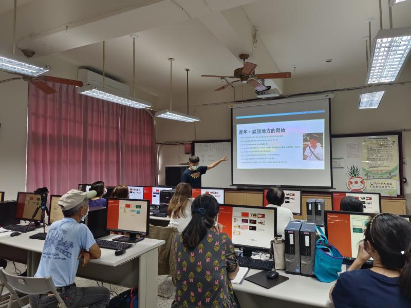 這次要學習的簡報技巧是用PPT做自我介紹,講師先分享他的經歷