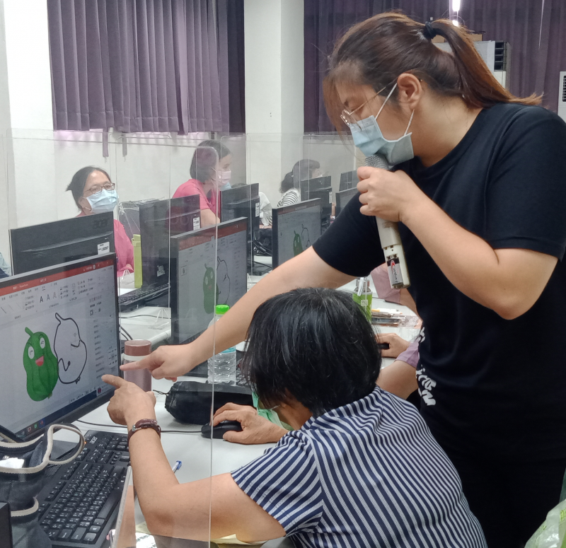 講師協助學員調整設計