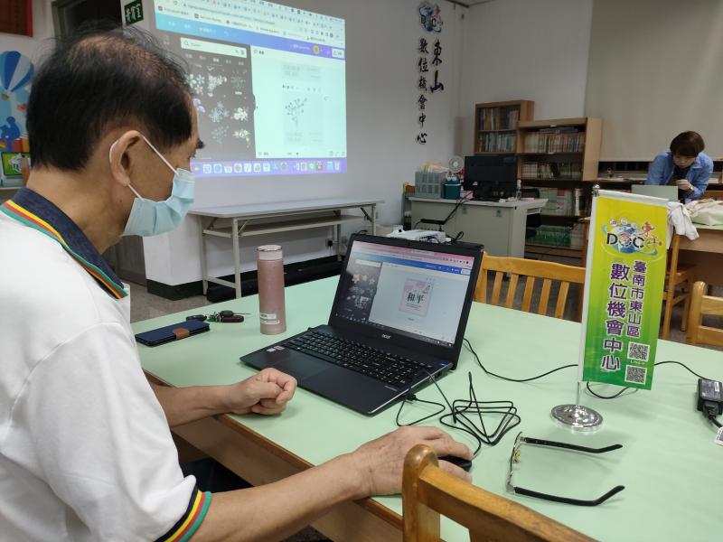 老師上完階段性課程，讓大家練習設計自己的電子書頁面，大哥超認真！