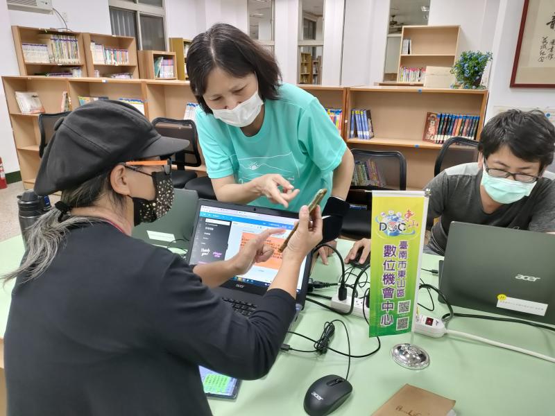 上手的學員不吝指導不上手的學員，具有相互學習的精神，提升上課氣氛