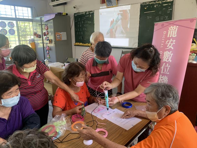 老師教導學員如何使用3D列印筆