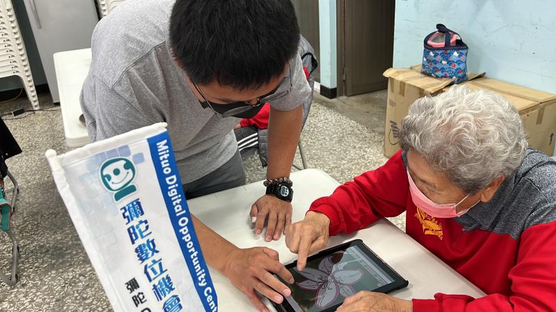 新興科技教長輩用數字繪畫APP，讓他們體驗如何以色塊填充圖畫