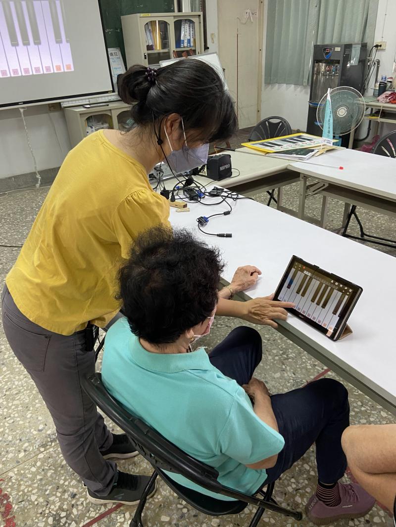 長輩對於平板的使用操作上一有任何問題，麗萍老師總是親切地為大家解惑，也讓長輩不用太緊張，手指放輕鬆點選。