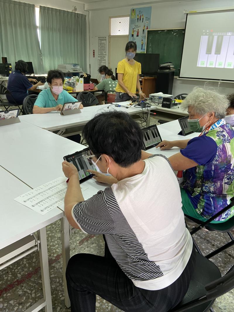 經過練習之後已有長輩已經能看著樂譜彈奏出歌曲，聽著自己彈奏的音樂大家都覺得很有成就感，也感受到使用3C產品不那麼緊張，難怪小朋友們都這麼愛使用手機、平板，紛紛都說這堂課也太有趣了!