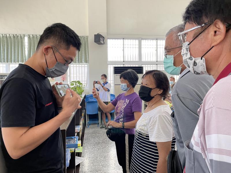 老師教導學員如何下載  美食外送平台APP