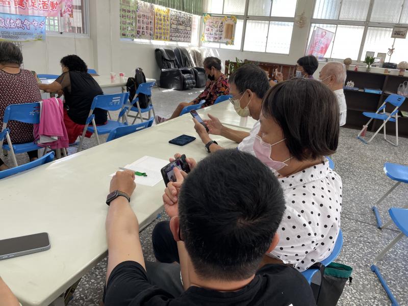 老師指導學員如何操作APP