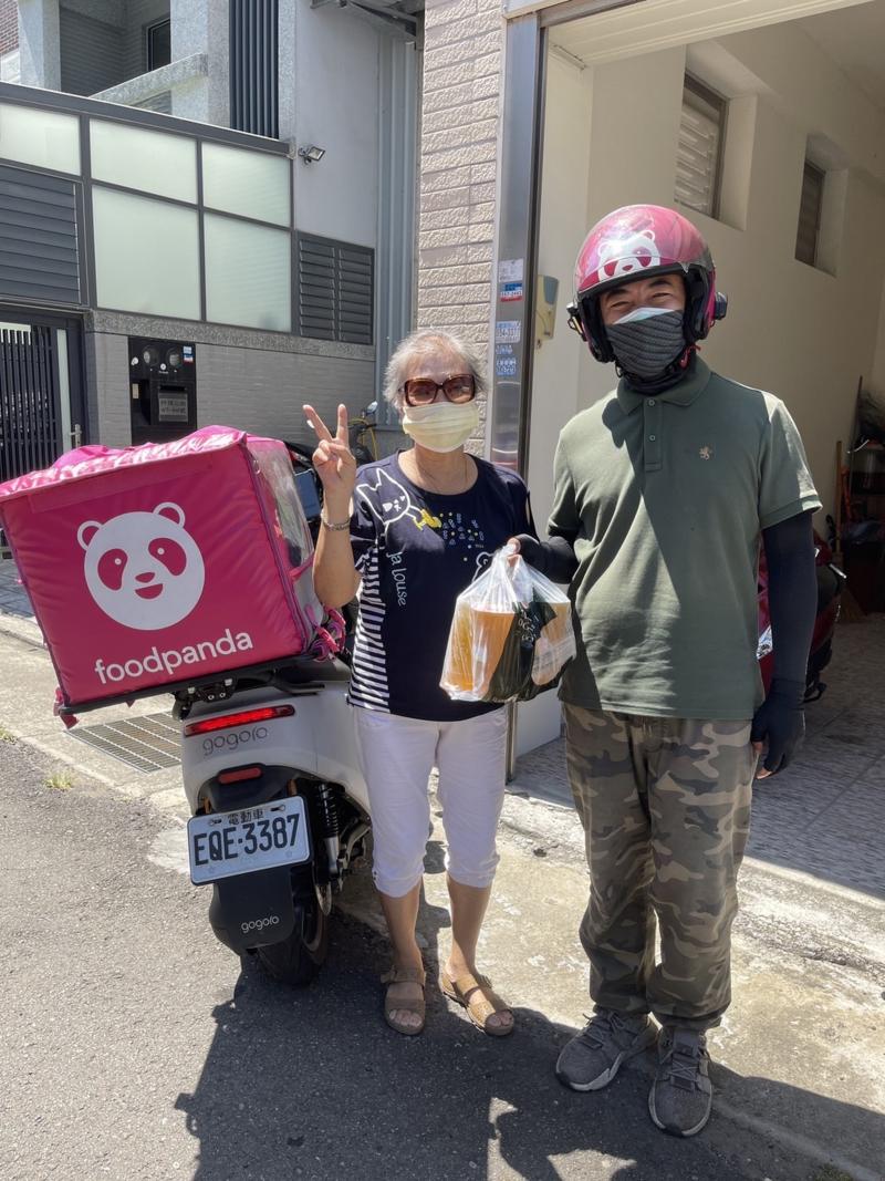 外送員送達飲料和學員合影