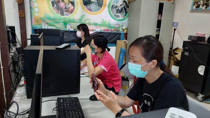 我的商家上課情況，大家專注的操作
