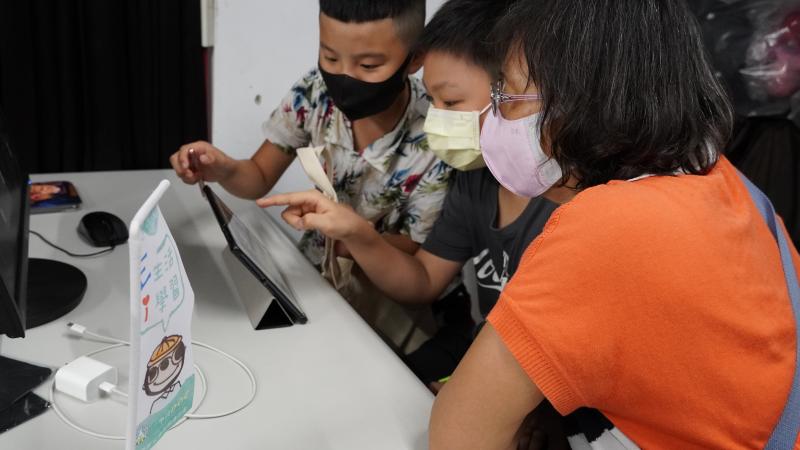 小學員教導阿嬤畫輪廓