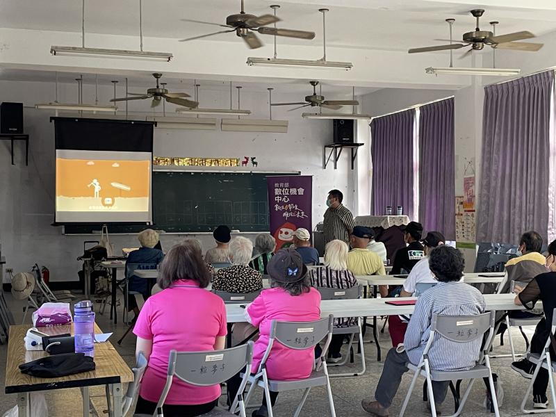 講師進行課程說明