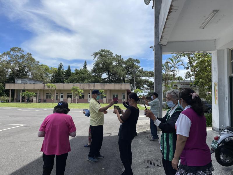 我們帶同學走往戶外拍攝