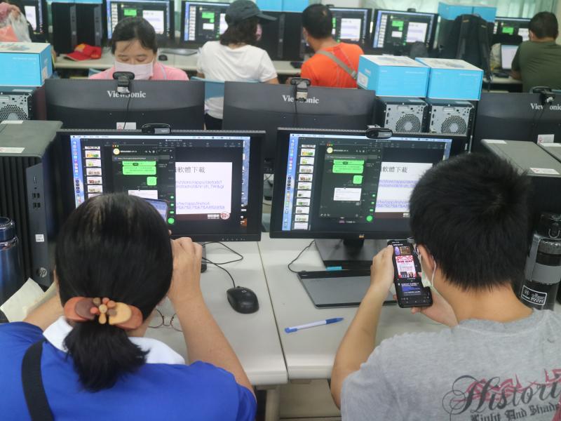 家長找大朋友一起來學習,一方面是孩子有需要,一方面是希望若聽不懂孩子可以教一下