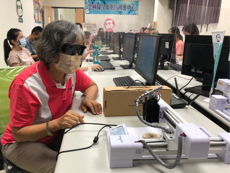 學員正在觀看自己的雷雕作品