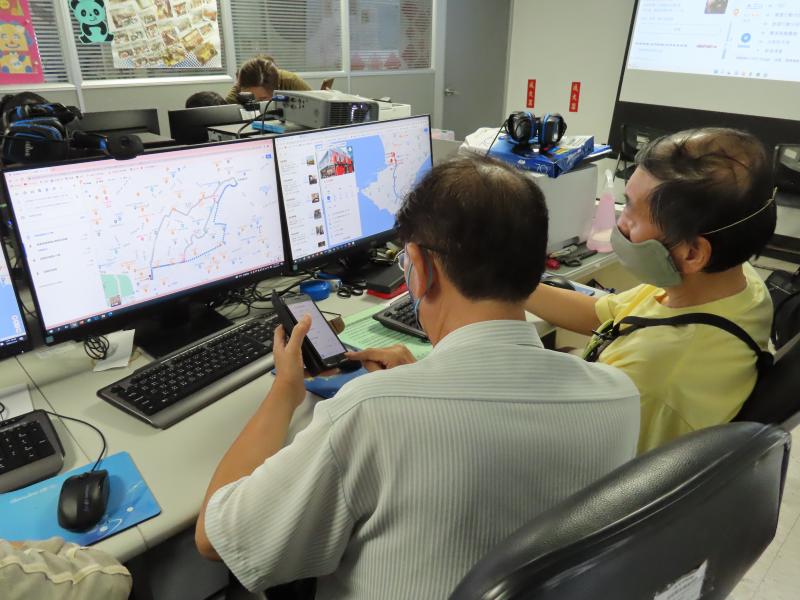 講師分享Google Map的服務內容及介面，學員們在練習時互相討論、解決操作上遇到的狀況。