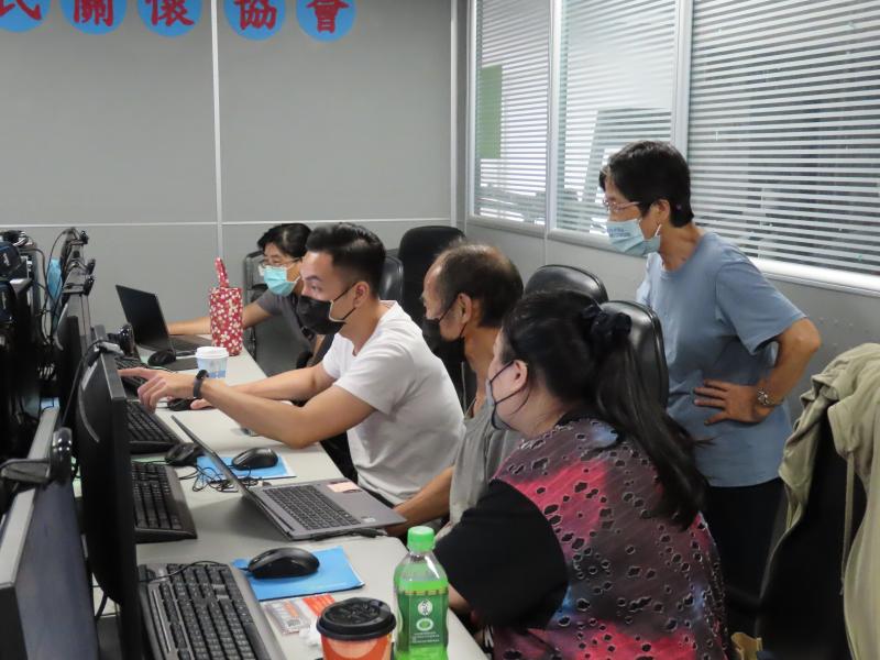 學會了 Google Map、Google My Map、Google Earth 後，大家開始分組討論、整理，合作建置古崗社區各個地標的導覽介紹內容。