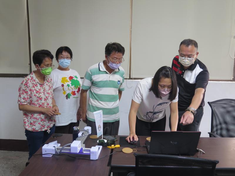 廖志家老師帶領學員雷雕機實作，指導學員利用數位技能創作雷雕藝術作品，並應用於日常生活。