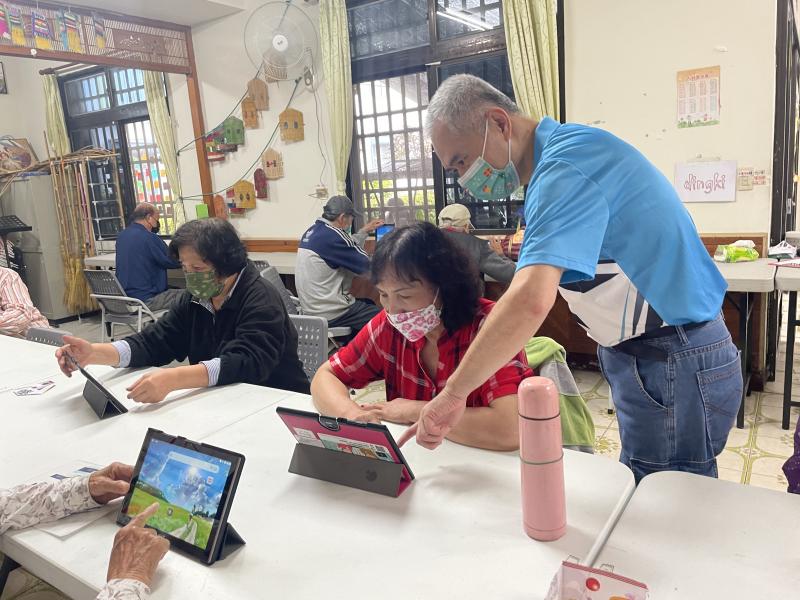 講師協助學員操作練習畫面