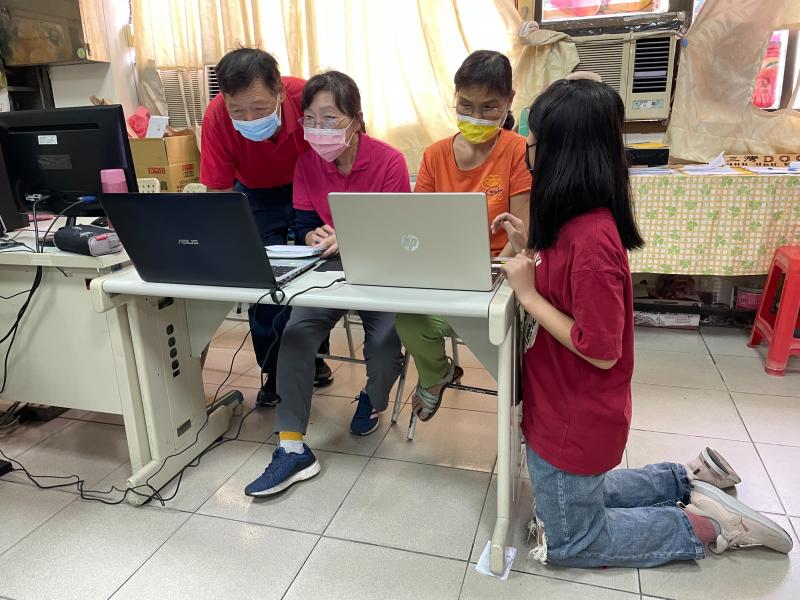 scratch3.0註冊帳號與密碼,學習切換專案頁面與程式頁面,開啟預存的程式檔案,探索程式區,造型編輯,音效錄製等重點設計元素.