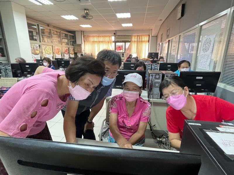 飲料拉霸機程式改編，程式除錯(debug)實作課程:找出範例程式積木所碰到的問題,交互討論與研究,找出改善的辦法與修正.