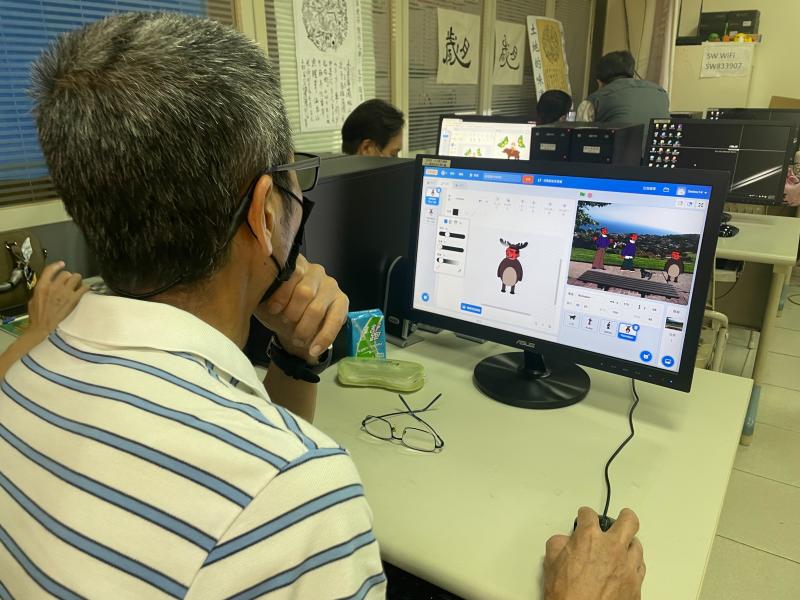 4.	故宮尋寶圖遊戲範例解說:先請學員上機體驗,嘗試完成程式遊戲的級別闖關任務,然後開始進行程式改編為三灣鄉尋寶遊戲,一方面與在地三灣農特產品結合,一方面腦力激盪如何使遊戲的難度有所變化.