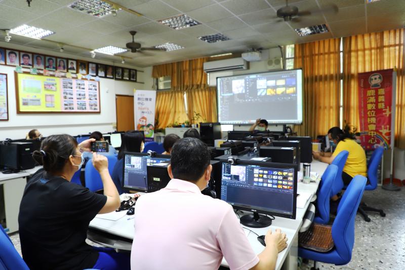 講師說明影片如何後製剪輯