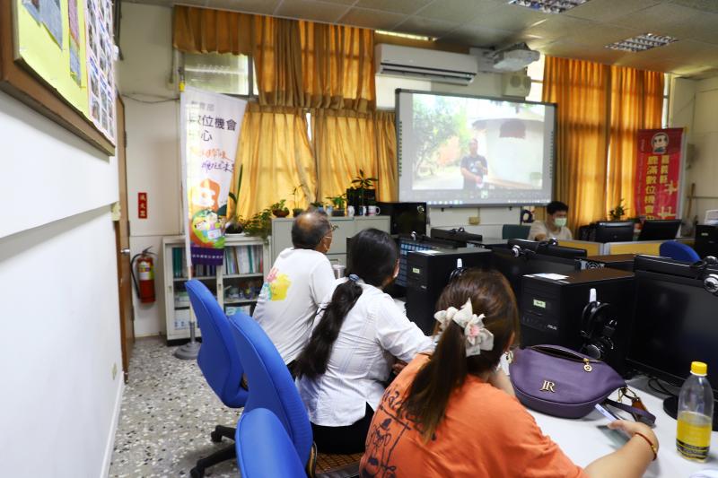 討論修正學員作品