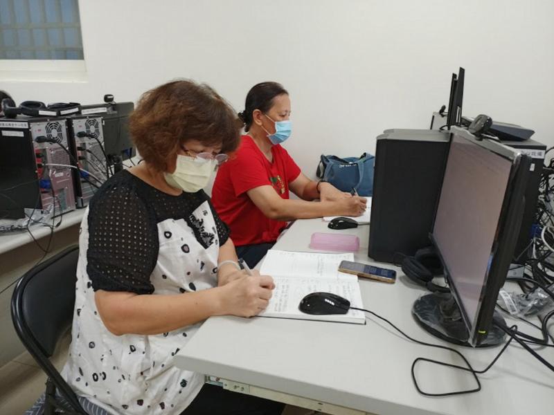 學員認真抄筆記