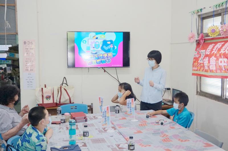 與長輩互動針對使用網路時，曾遇過的網路詐騙經驗與網路安全的說明。