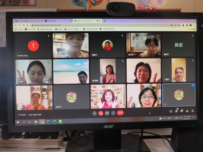 帶著滿滿的網路行銷技巧品大合照，留下學習成果。