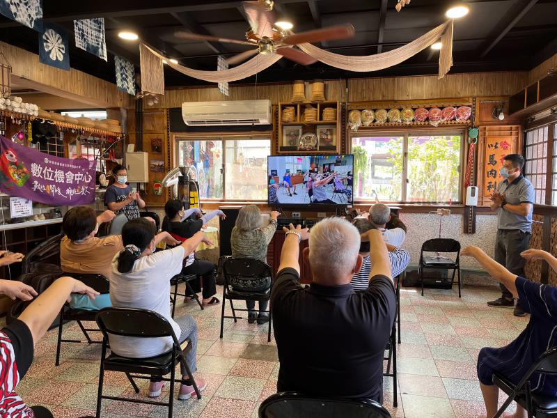 南澳文健站的學員們在老師的帶領下一起做操直播。