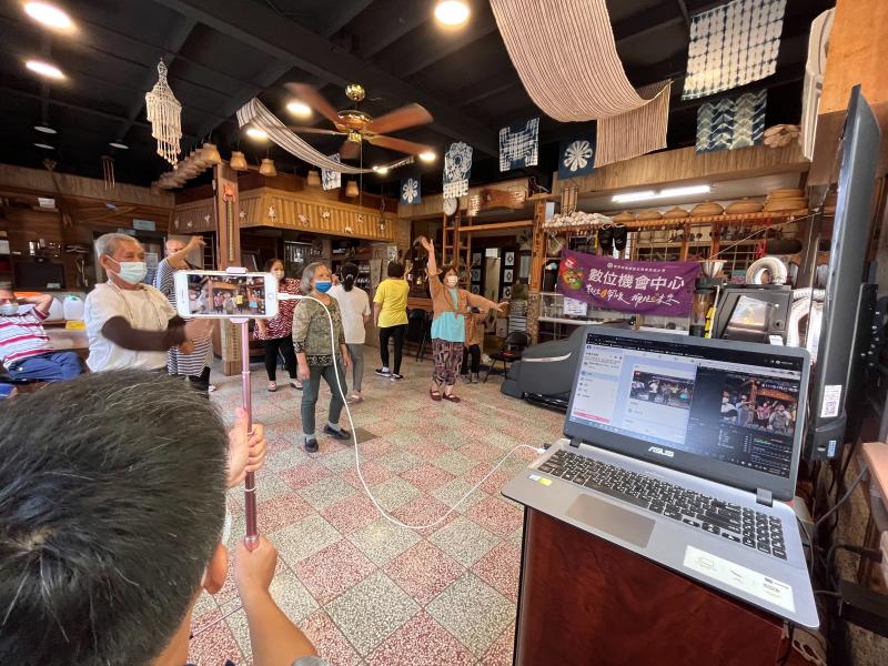 老師使用手機線上連動，並且透過OBS於FB粉專上直播。