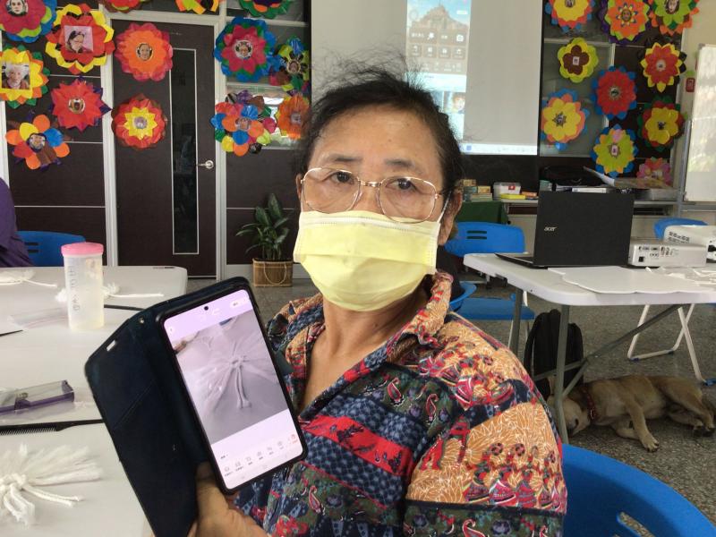 學員拿著手機展示拍攝的商品