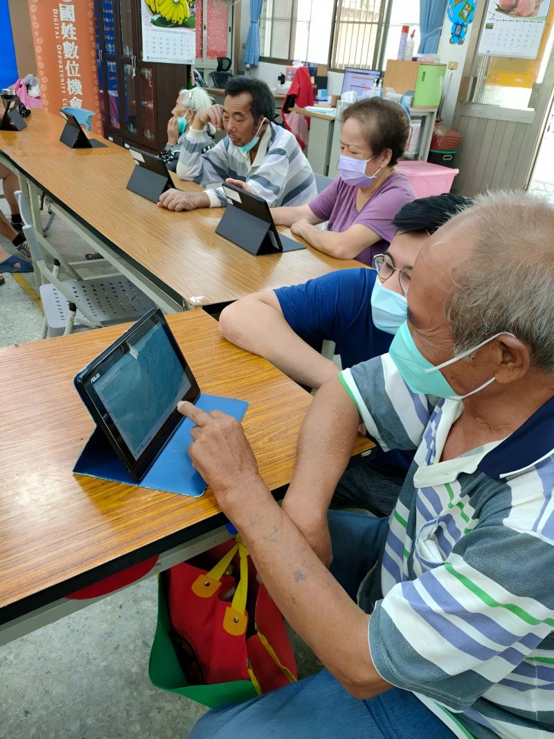 藉由Google Map的街景功能，學員正在探索他過去走訪、工作過的地方。