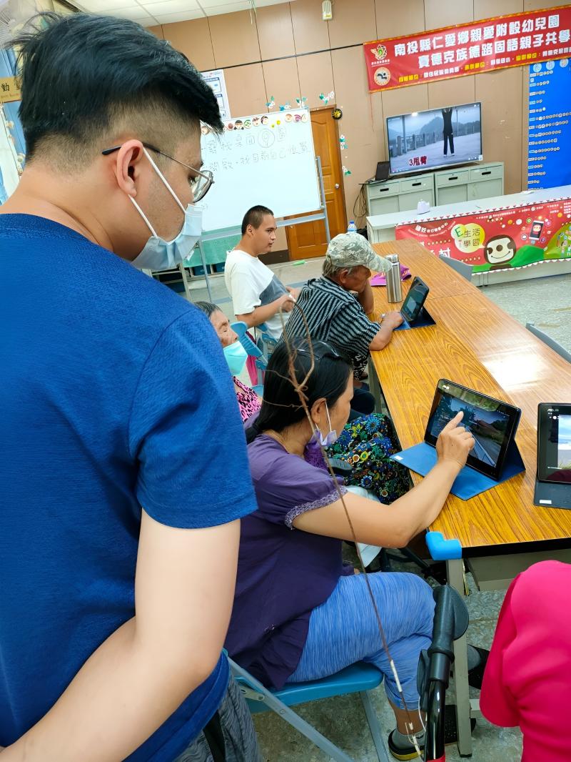 學員正在自由使用Google Map的街景功能。