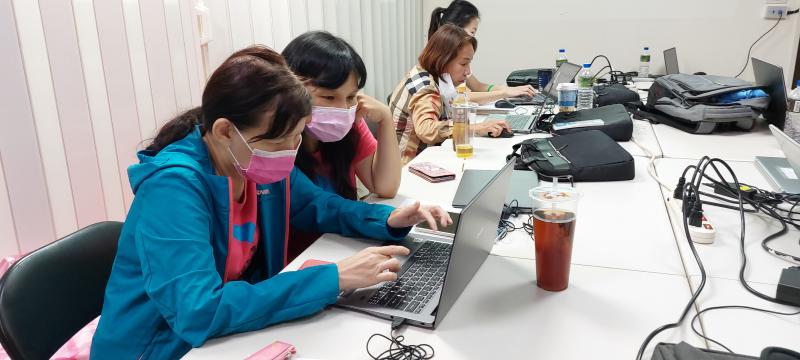 2位學員一組練習寫一篇今天課程的報導，學員很認真一起討論報導內容。