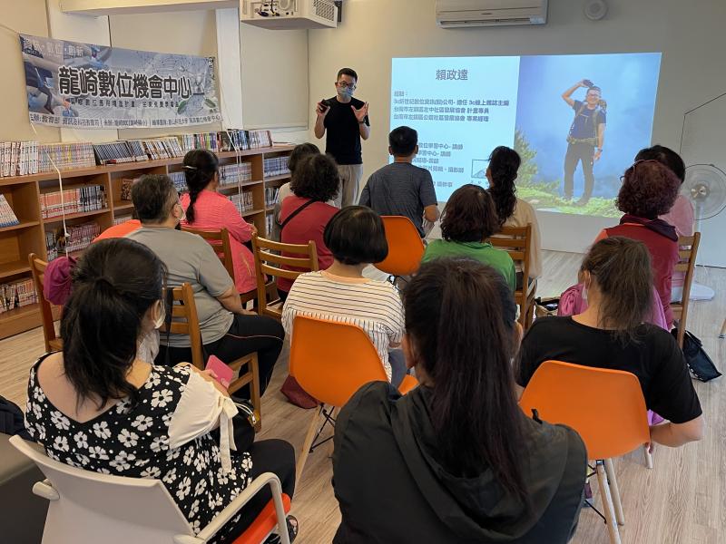 首先請講師自我介紹