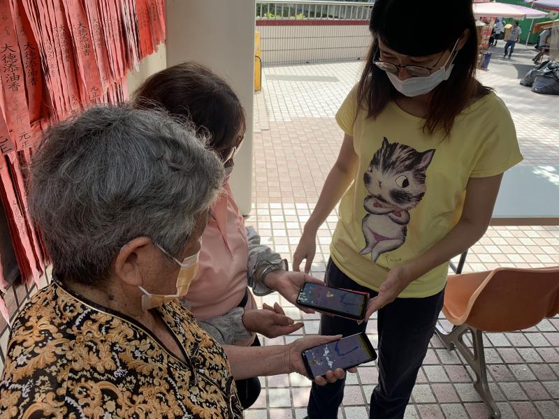 學員用手機實際操作Relive數位足跡