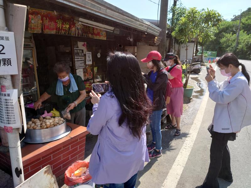 學員練習取景攝影清水巖阿婆茶葉蛋烹煮過程