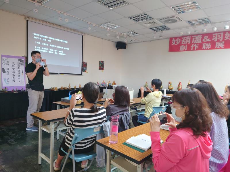 練習夾臂式穩定攝影技巧