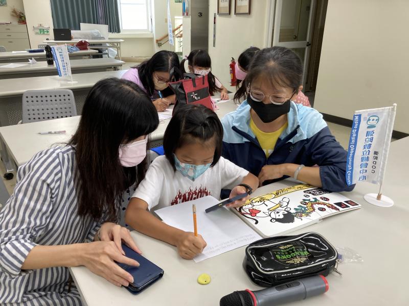 老師帶領學員進行廣播搞設計及撰寫