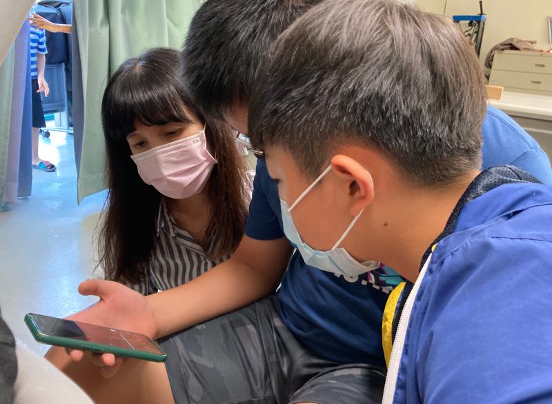 老師指導小朋友進行手機APP操作應用