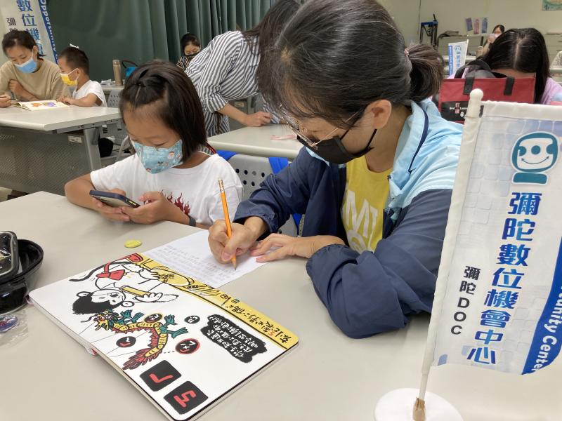 家長透過在地皮影戲繪本進行文案創作，小朋友先行練習手機剪輯操作