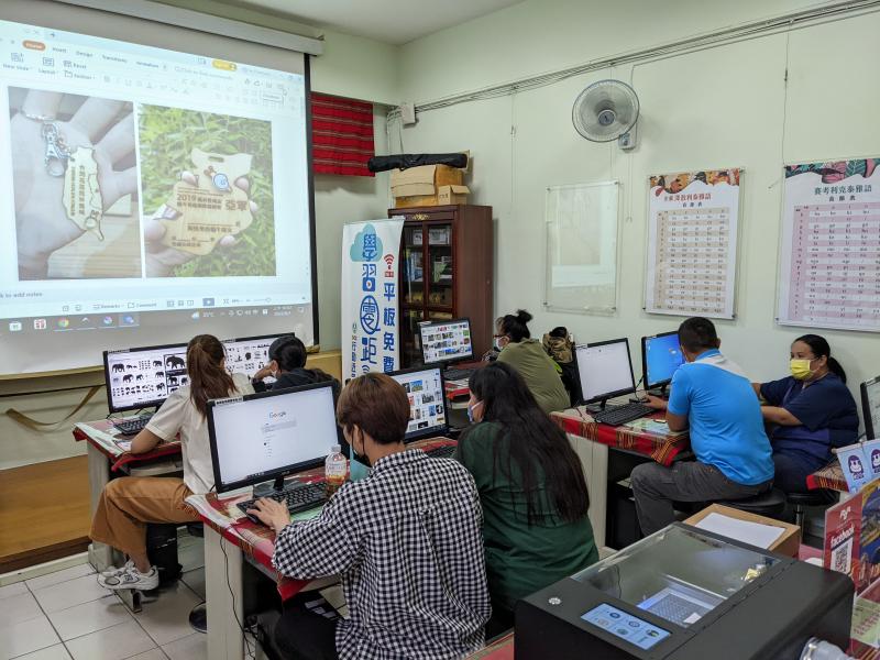 DOC講師向學員講解雷射雕刻概念