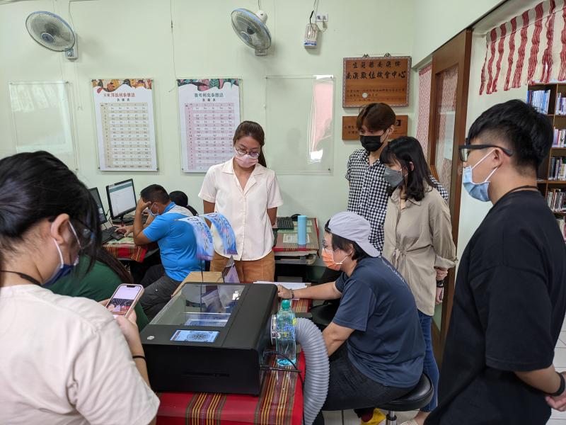 老師示範雷射雕刻實作