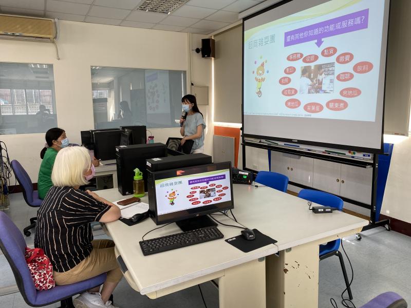 講師介紹超商所能提供給民眾的服務