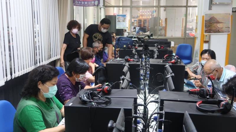 專注與好學的學員，透過數位學習，學會用手機錄影拍片與影片剪輯。