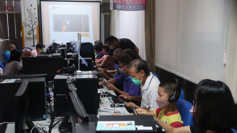 林惠苹學員帶兒子一起參加數位學習，母女自編自導，畫面溫馨感人。