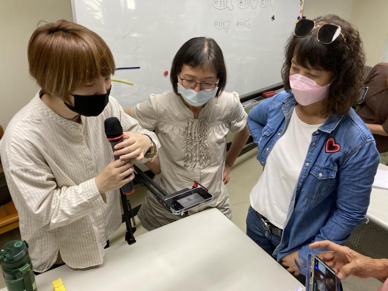 老師一邊操作示範一邊分享解說逐格動畫的技巧