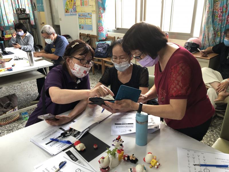 學員互相討論拍攝技巧