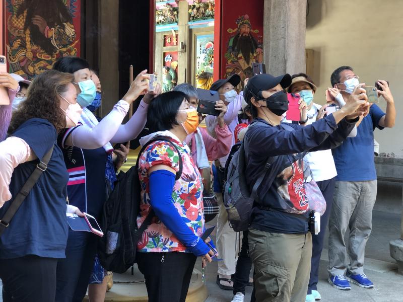 老師指導大家拍攝角度